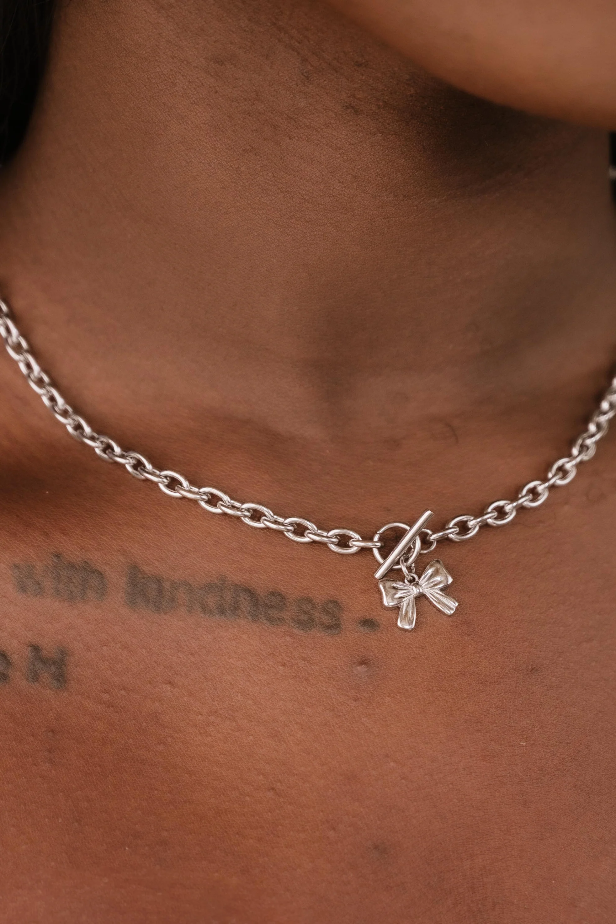 Chéri Bow Pendant Necklace - Image 4