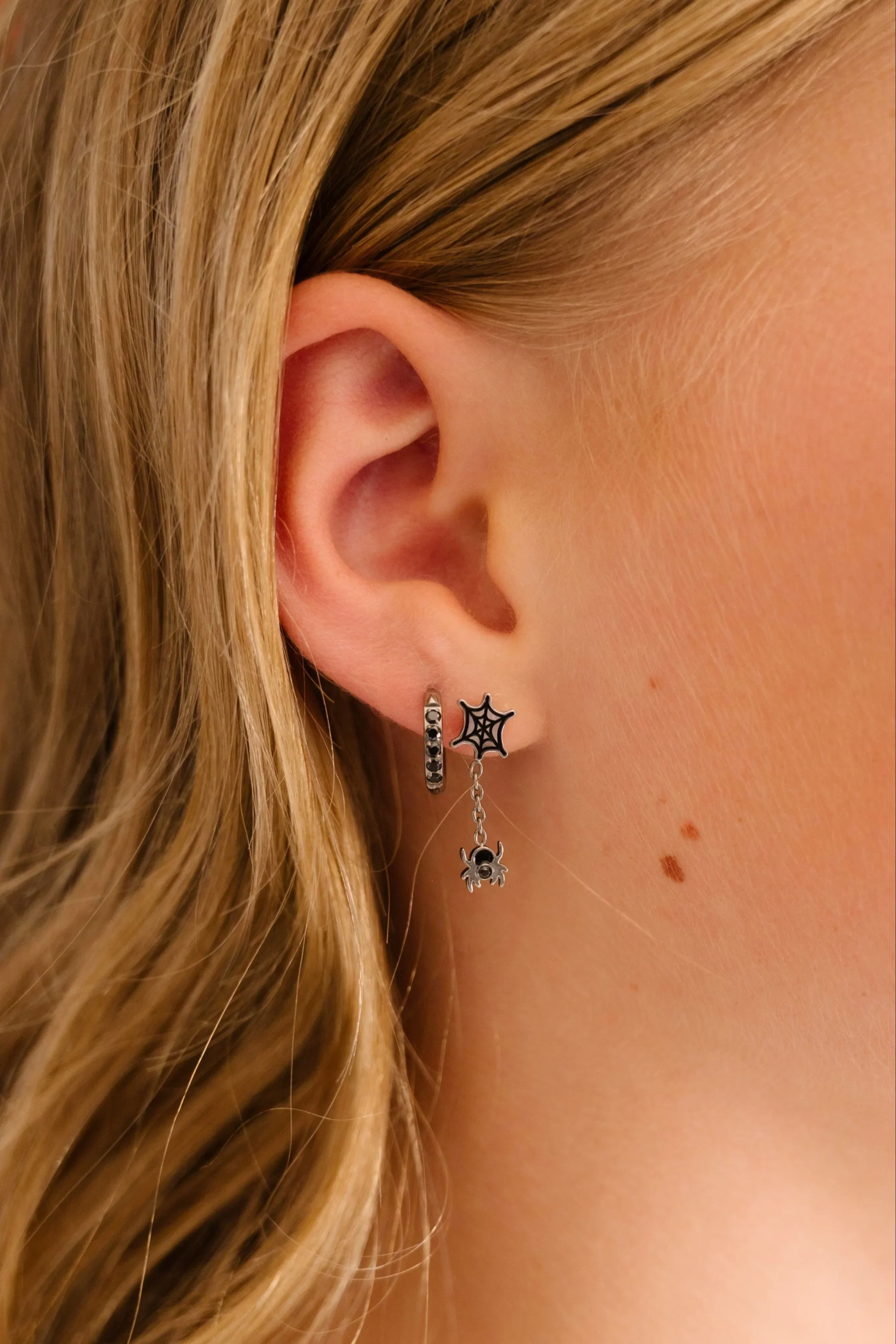 Itsy Bitsy Spider Dangle Flat Back Stud - Image 3
