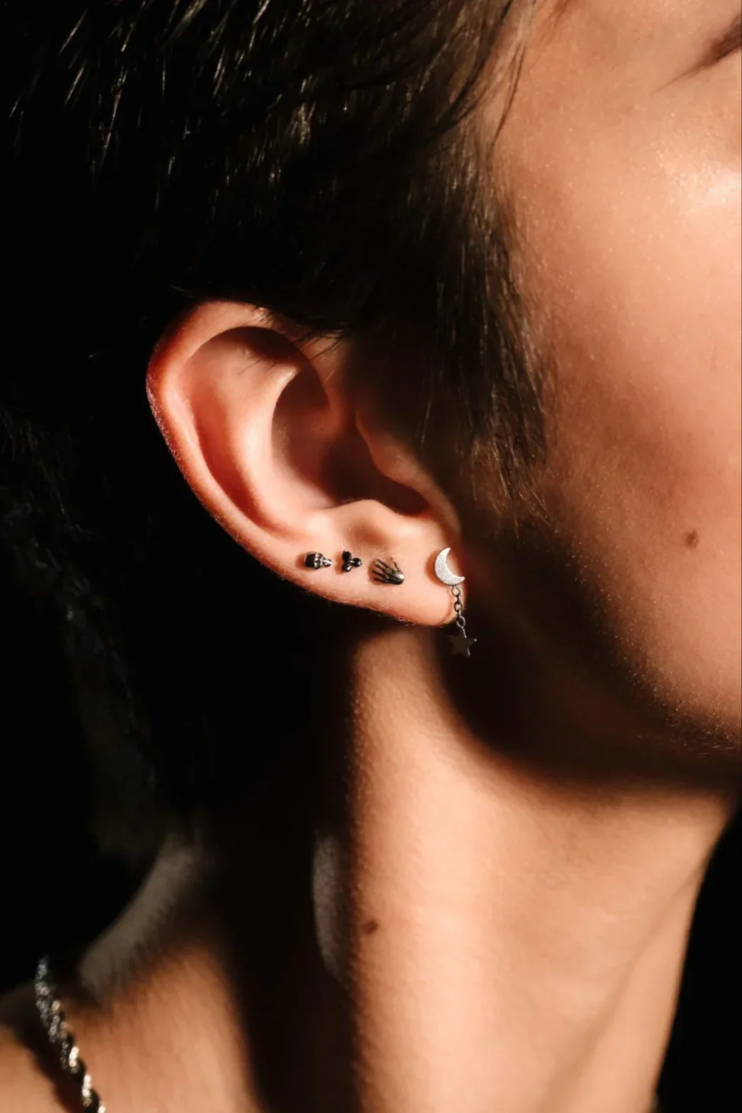 Mini Skeleton Hand Flat Back Stud - Image 4